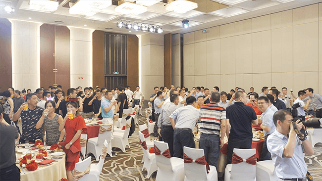 tổ chức year end party