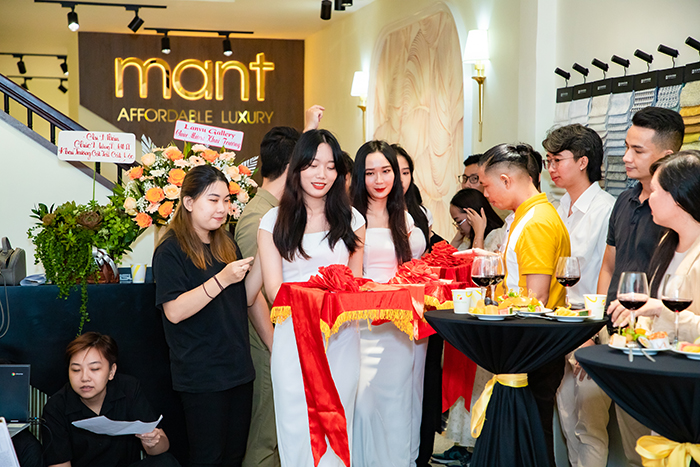 khai trương showroom Mant