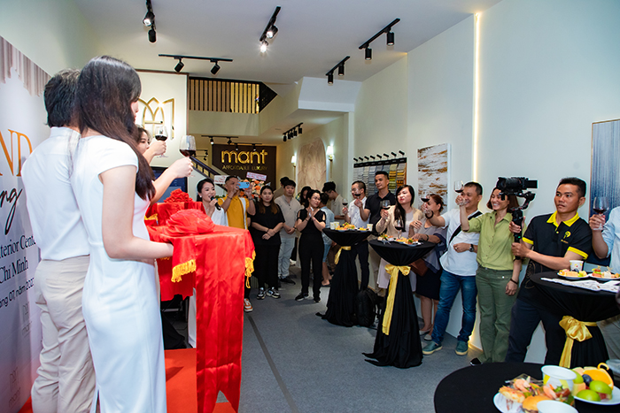 khai trương showroom Mant
