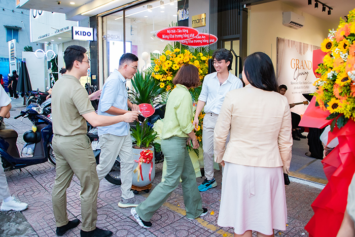 khai trương showroom Mant