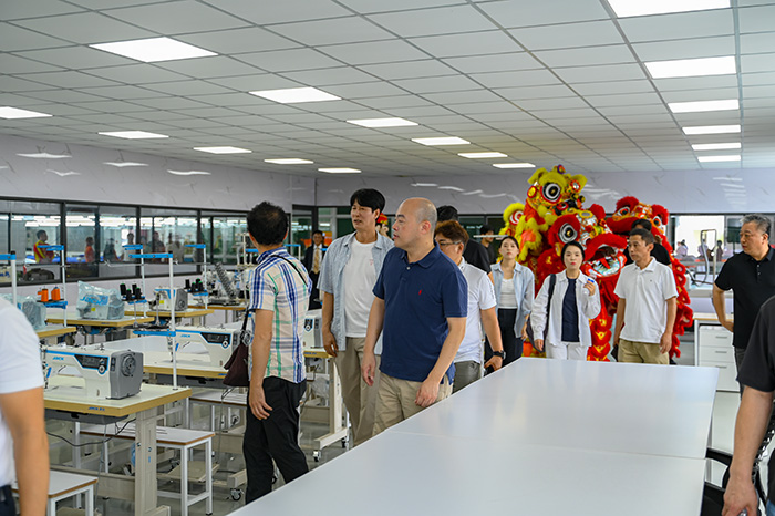 khách mời tham quan nhà máy