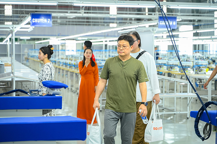 khách mời tham quan nhà máy