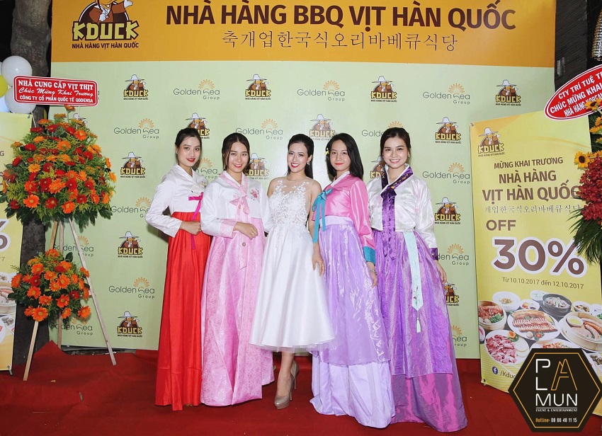 bat-mi-y-tuong-thiet-ke-backdrop-khai-truong-sang-tao-danh-cho-spa-0