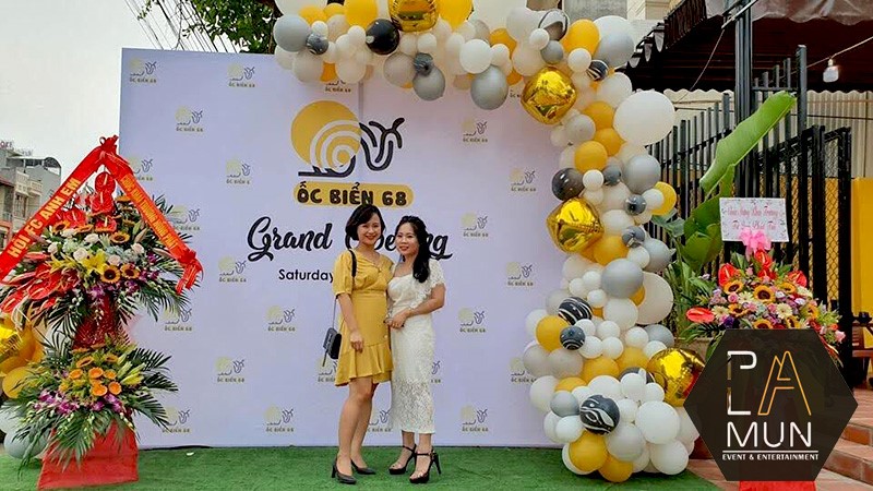 bi-quyet-thiet-ke-background-khai-truong-thu-hut-khach-hang-tham-du