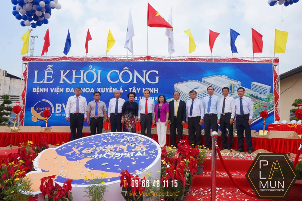 chup20hinh20luu20niem Lanh dao Benh vien da khoa xuyen a chụp hinh luu niem