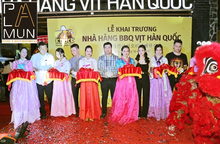 tung-bung-khai-truong-nha-hang-vit-bbq-han-quoc-cua-dien-vien-tam-tit