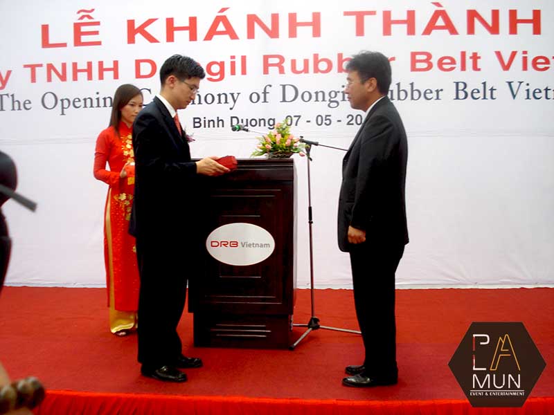 Có thể không thêm bản tiếng Anh, nhưng mọi buổi lễ Khánh thành nói riêng và các sự kiện nói chung đều bắt buộc phải có kịch bản chỉn chu