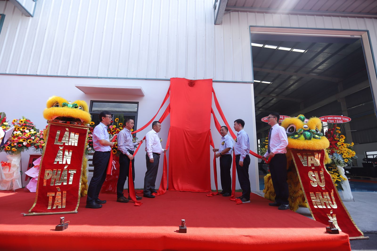 kich-ban-to-chuc-le-khanh-thanh-nha-may-moi