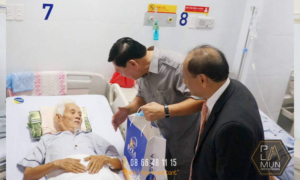 lanh dao BV Xuyen A trao qua cho benh nhan