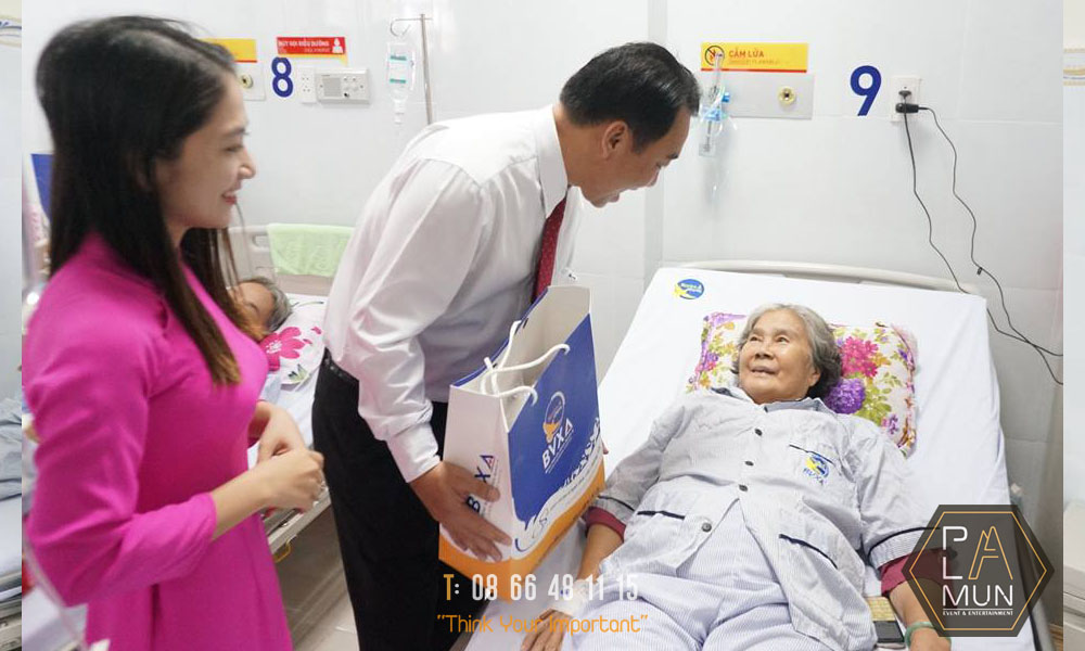 lanh dao BV Xuyen A trao qua cho benh nhan 1