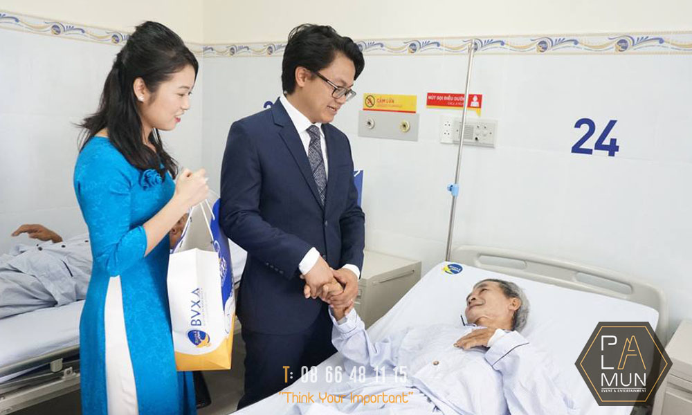 lanh dao BV Xuyen A trao qua cho benh nhan3