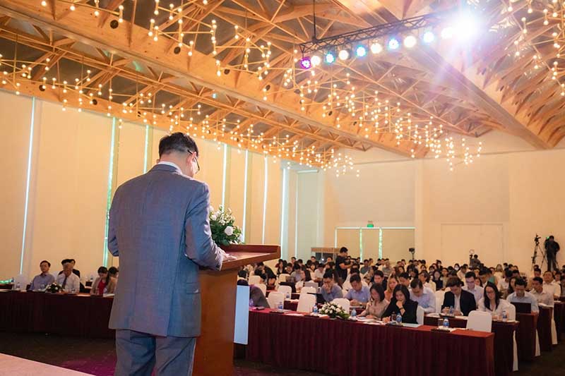 Nhiều nhà máy có quy mô hoạt động vươn tầm quốc tế. Cho nên việc phát biểu lễ Khánh thành bằng tiếng Anh là điều đương nhiên