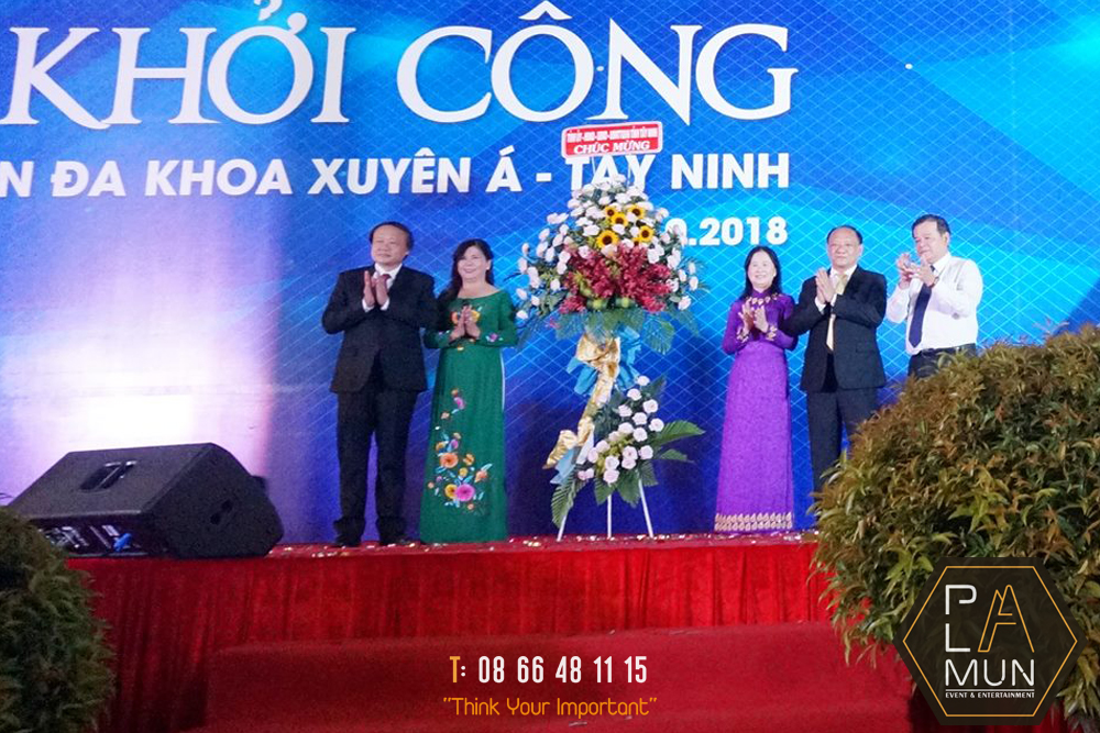 tang hoa chuc mung le khoi cong benh vien xuyen a - tay ninh
