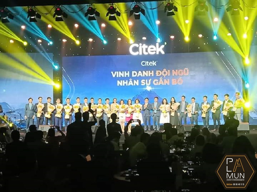 to-chuc-hoi-nghi-khach-hang-tri-an-khach-hang-1