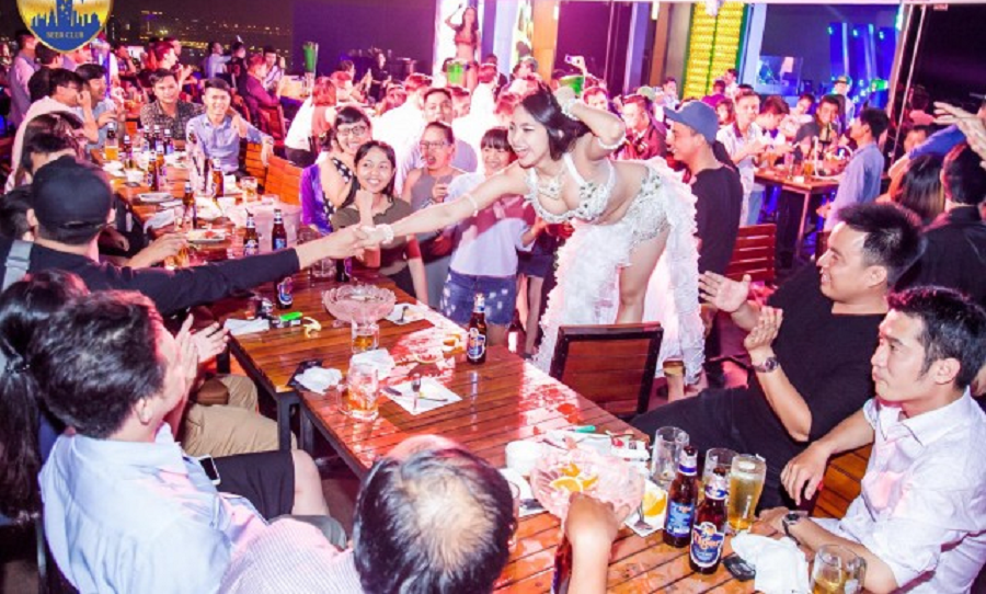 Top-11-đia-diem-doc-dao-to-chuc-tiec-tat-nien-cuoi-nam-2021-tai-tphcm