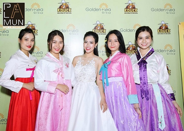 tung-bung-khai-truong-nha-hang-vit-bbq-han-quoc-cua-dien-vien-tam-tit-1 tung-bung-khai-truong-nha-hang-vit-bbq-han-quoc-cua-dien-vien-tam-tit-1