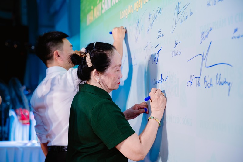 Mở màn trang trọng và giàu cảm xúc