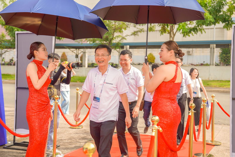 Không khí trang trọng được khởi động