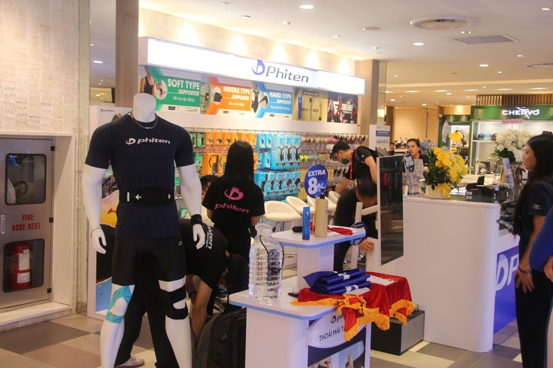 lễ khai trương cửa hàng Phiten