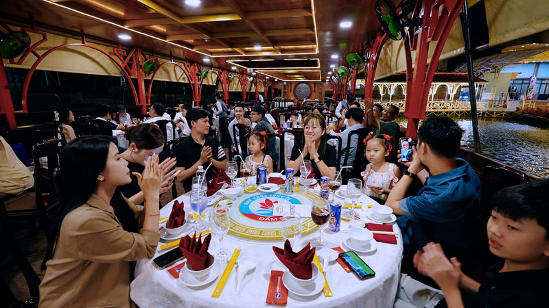 tổ chức tiệc tất niên Tiger Display