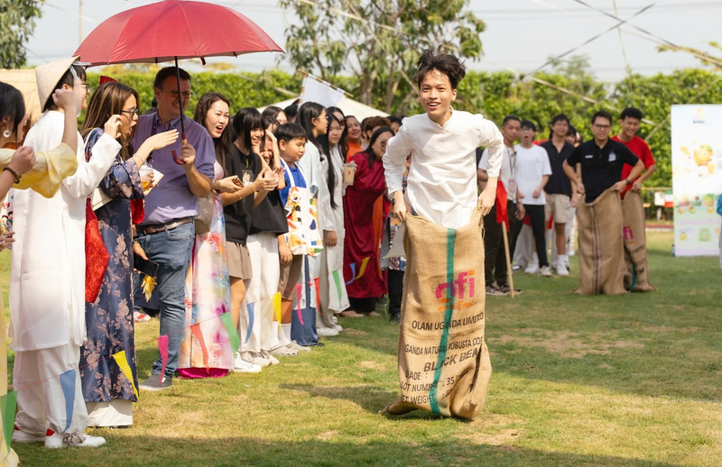 Nam sinh nhảy bao bố tại tổ chức YEP The American School