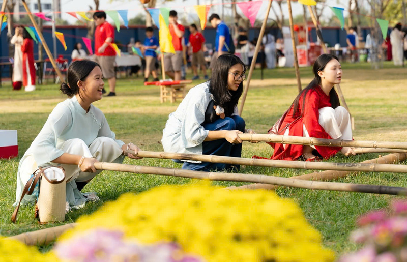 Nữ sinh gõ nhịp sạp tại tổ chức YEP The American School