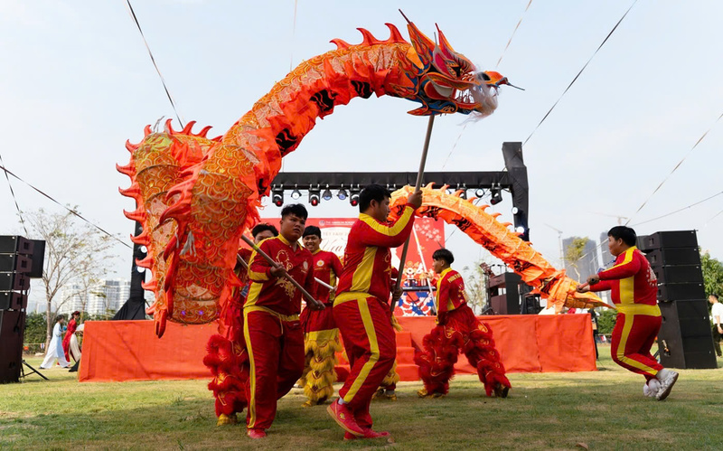 Múa rồng rực rỡ khai mạc tổ chức YEP The American School