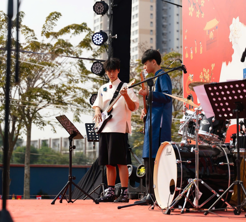 Ban nhạc học sinh chơi guitar tại tổ chức YEP The American School