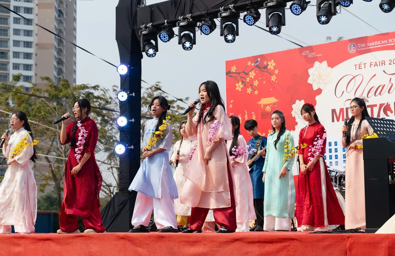 Tốp ca nữ sinh mặc áo dài thướt tha cất vang tiếng hát