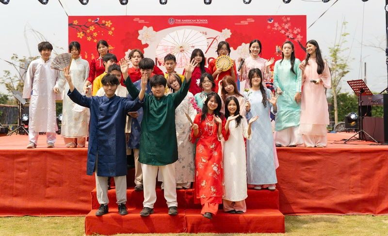 Học sinh chào kết sân khấu tại tổ chức YEP The American School
