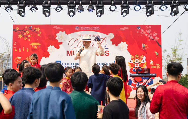 Đại diện trường giao lưu cùng học sinh đầu năm mới