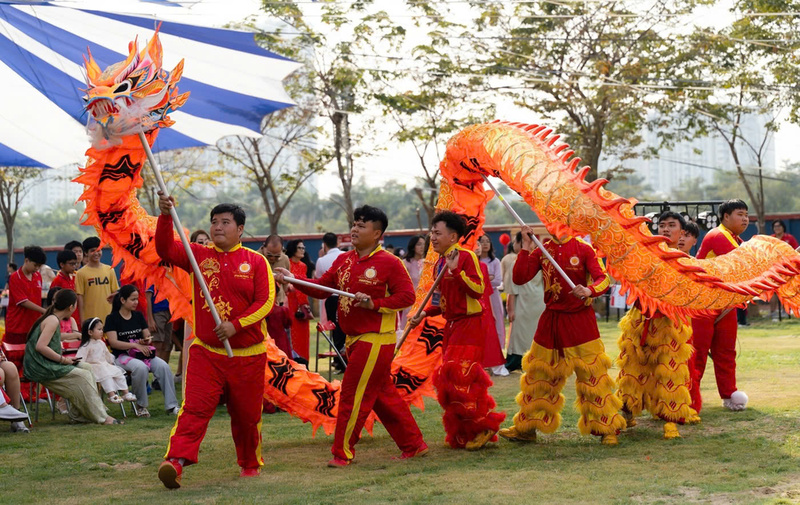 Đội múa rồng di chuyển uyển chuyển trên sân cỏ
