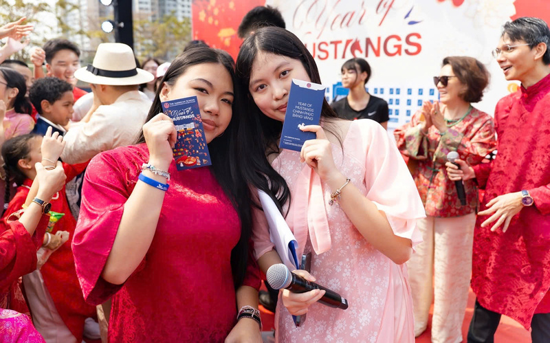 Học sinh rạng rỡ khoe lì xì may mắn năm mới