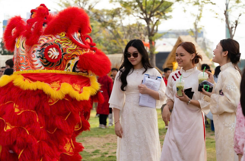 Nữ sinh áo dài bên lân sư rồng tổ chức YEP The American School