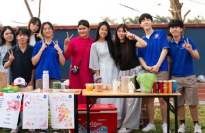 Gian hàng ẩm thực năng động do học sinh quản lý
